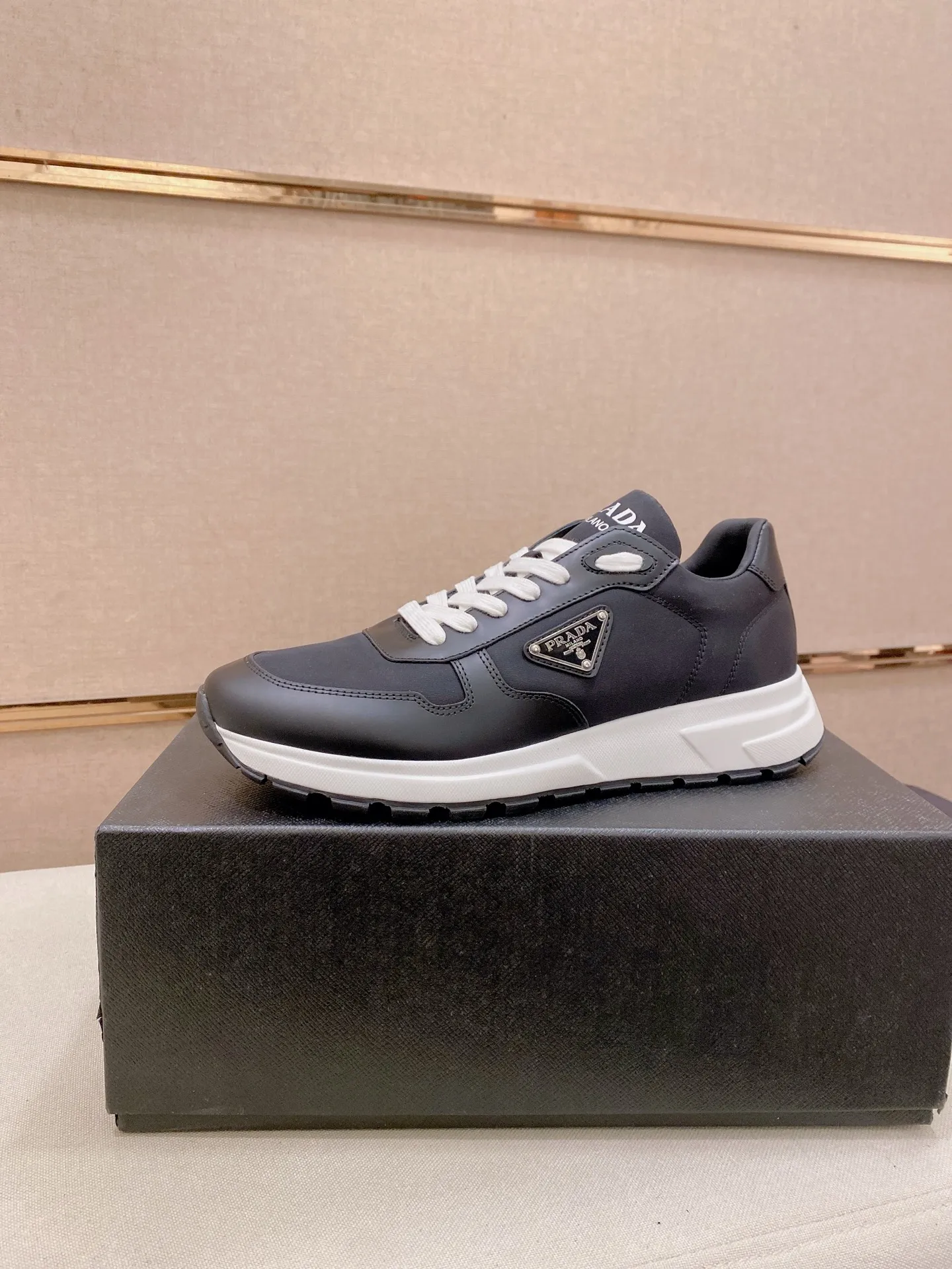 Factory price 600💰 ✔️✔️✔️Higher version High-quality new PRADA (Prada) counters are on the market at the same time. The new men's shoes and 😘fabrics are made of selected first-layer cowhide with superb craftsmanship. Lining: Full cowhide lining. 👍🏿 High-end ☄️ air-cushion molded anti-slip rubber outsole, exquisite lines, simple and elegant, comfortable and high-end for leisure travel. Code number: 38 to 44. 45.46 customized
